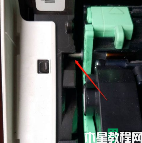 打印出来的纸上有黑条是什么原因_打印机打出来的纸是黑的如何解决